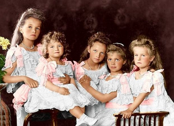  Дети императора Николая II и императрицы Александры Фёдоровны. Слева направо Великая Княжна Ольга, Цесаревич Алексей, Великие Княжны Татьяна, Мария и Анастасия.