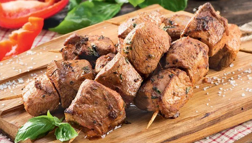 2. Шашлык из телятины. Вам понадобятся: телятина (1,5-2 кг), соевый соус, кинза, специи  (по вкусу). Приготовление: нарезаем мясо, заливаем соевым соусом,  добавляем специи и кинзу. Ставим в холодильник на 1,5-2 часа. Готовый  шашлык подаем с целиковыми запеченными шампиньонами.