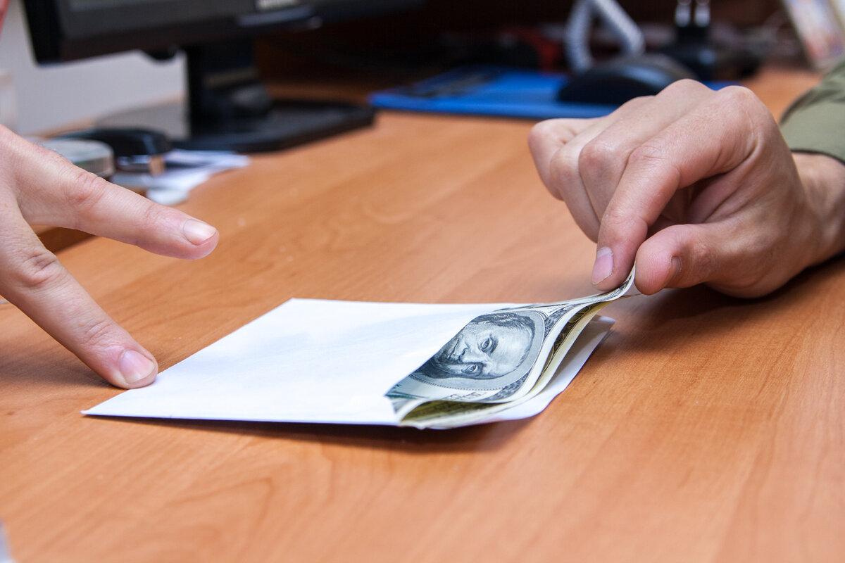 Вышел месяц из тумана, вынул пачку из кармана. 