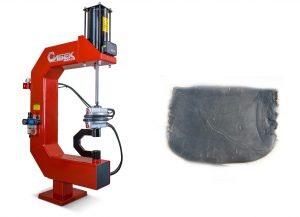 Более 175 лет тому назад уникальный процесс вулканизации открыл и запатентовал изобретатель из Америки Ч. Гудьир. В ходе процесса каучук превращается в резину. Происходит это благодаря реакции между реагентом (вулканизирующим) и каучуком, она буквально сшивает молекулы последнего в единое прочное полотно. Эластичность и твердость в разы возрастают, это ценный показатель для ремонта велокамер.