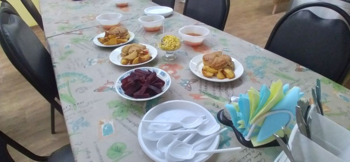 «Я сегодня попробовала и основное меню, и меню за родительскую плату. Гамбургер и картошка вкусные, но я все же за гречку с курицей», — поделилась с нами мама ученицы девятого класса Анастасия Щучкина.