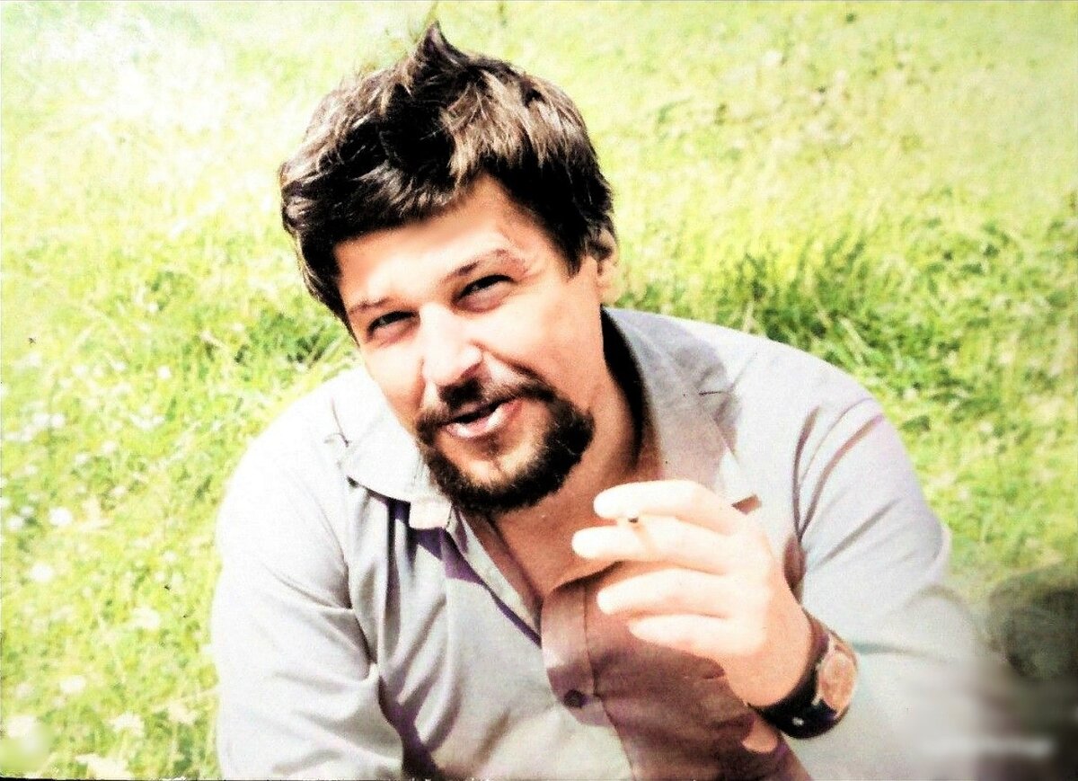 80-е... А вот и фотка, где папа с бородой. Не сказала бы, что сильно похож на Че, но какое-то  отдалённое сходство есть, особенно в реальной жизни. 
