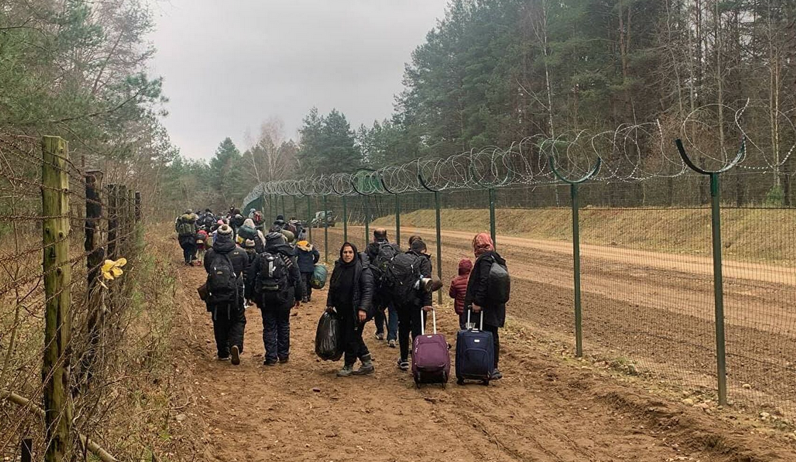 Беженцы собираются вдоль проволочного забора на границе. Фото Яндекс. Картинки. 