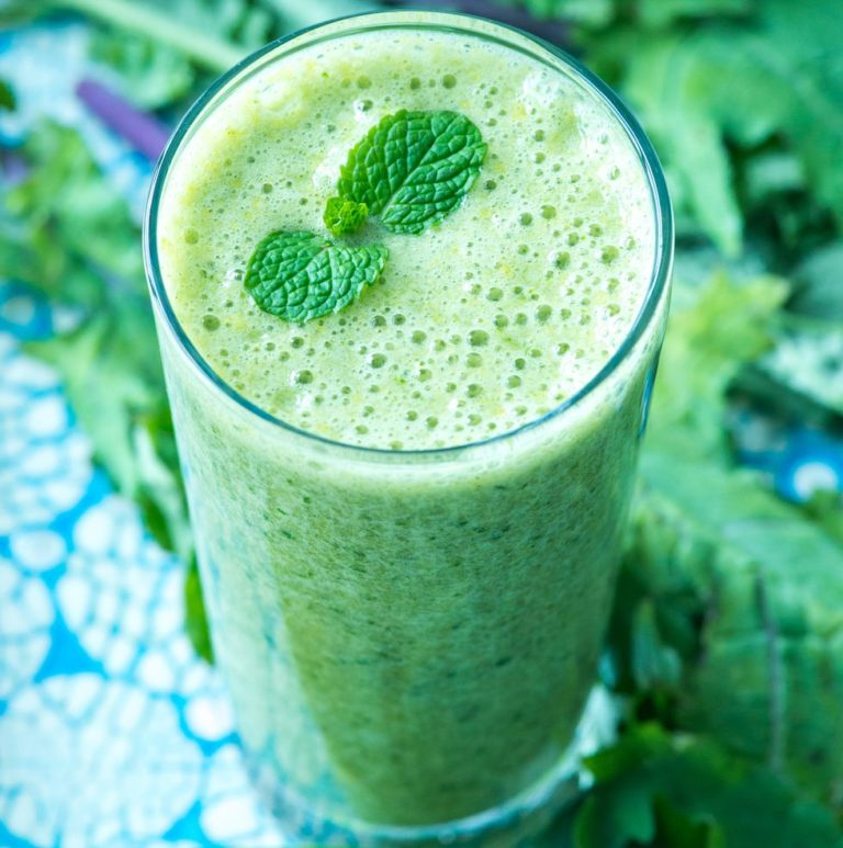 смузи из фруктов. смузи на завтрак. смузи полезные для здоровья. кефирный смузи с черносливом. фрукты для смузи в блендере.