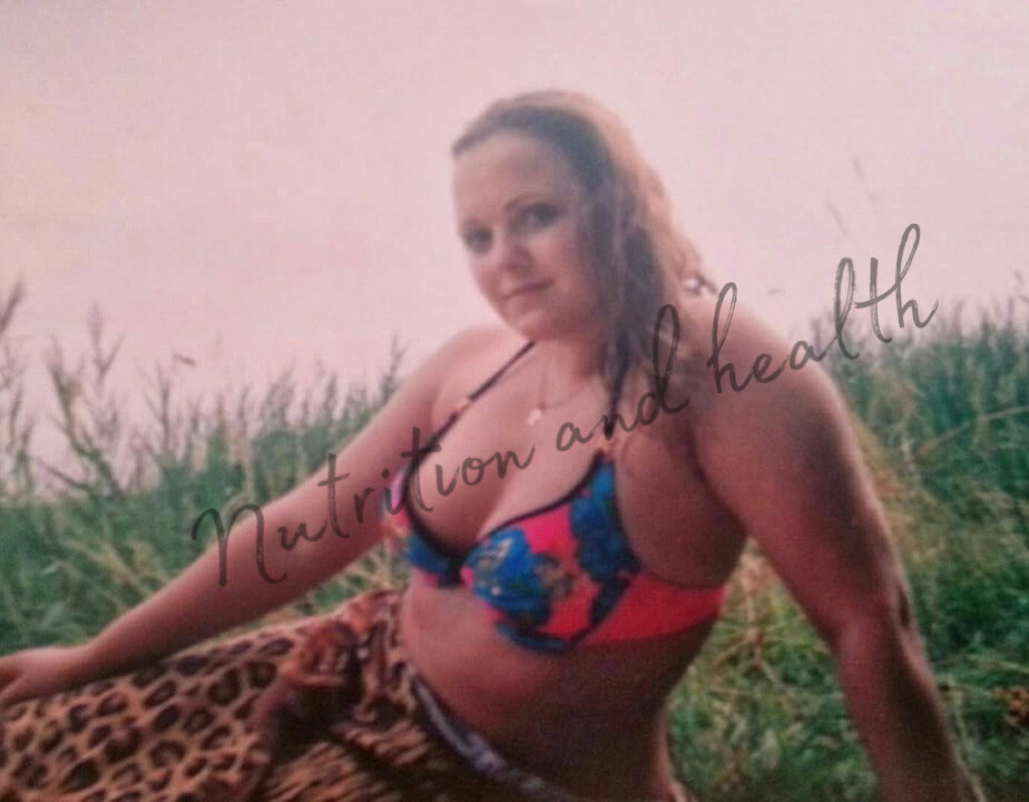 Мне 24 года, мой  вес 108 кг. Живот втягивала, как могла)) Даже не верится, что я такой когда-то была....