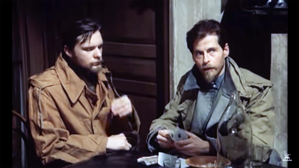 Кадр из фильма "Особых примет нет". На конспиративной квартире.  Михаил Сладкопевцев (Олег Видов), Феликс Дзержинский (Петр Гарлицкий).