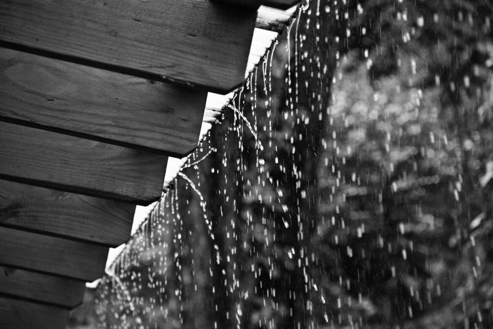 Капель стучит по крышам. Дождь. Струи дождя. Дождь фото. Под дождем.