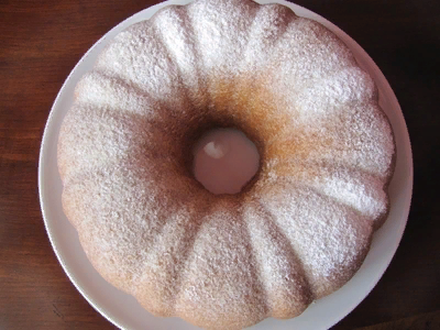 Кексы – это любимая детская выпечка: маленькие, сдобные и очень вкусные. Не отказываются от них и взрослые. Чтобы приготовить не только вкусные, но и полезные кексы, воспользуемся рецептом манных кексов на кефире. Кексы из манной крупы на кефире можно готовить к завтраку, а можно подавать в качестве десерта к праздничному столу, и уж конечно они идеально будут смотреться на детском празднике. Выпечка получается нежной, но при этом сытной. Манные кексы на кефире прекрасно сочетаются с разными горячими и холодными напитками.