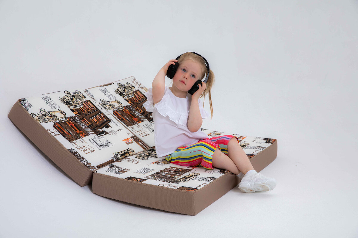 На фото мягкий пуфик от Магматик