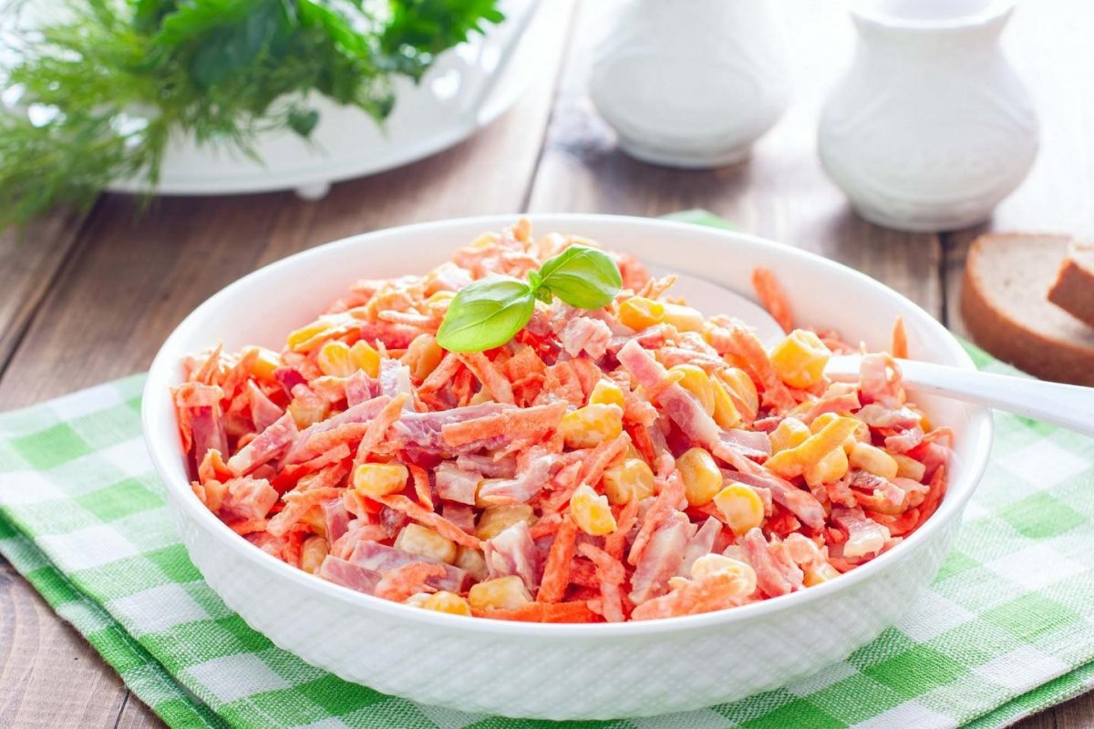 Салат с болгарским перцем и копченой колбасой