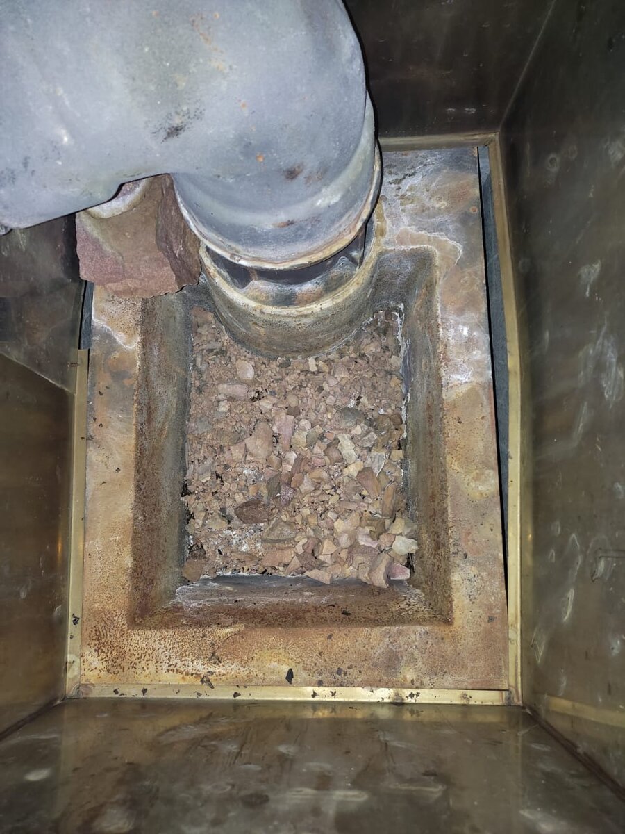 Убрали крупную закладку камней. Остался мусор на дне. Мелкие частицы как песок.