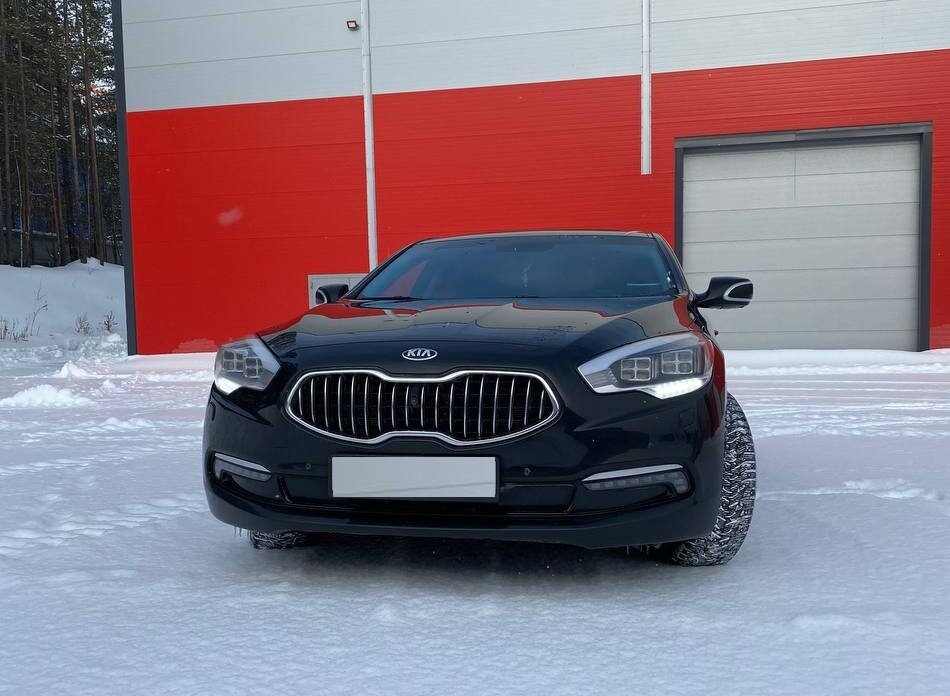 Передняя светодиодная оптика выглядит очень самобытно. А фирменный стиль решетки радиатора дает определенную узнаваемость. Фото автора