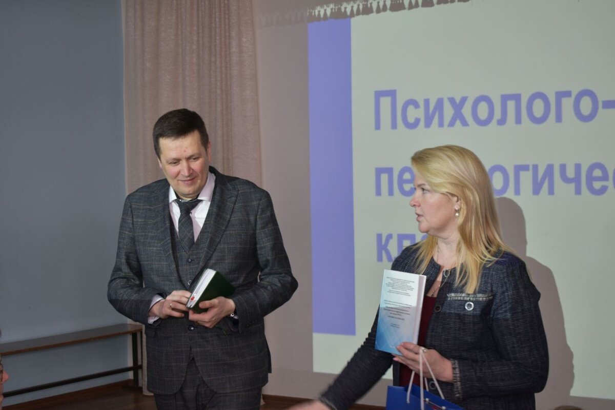 Директор МАОУ СОШ №7 г. Туймазы Андрей Владимирович Михеев и директор Института исторического, правового и социально-гуманитарного образования Оксана Алексеевна Шамигулова