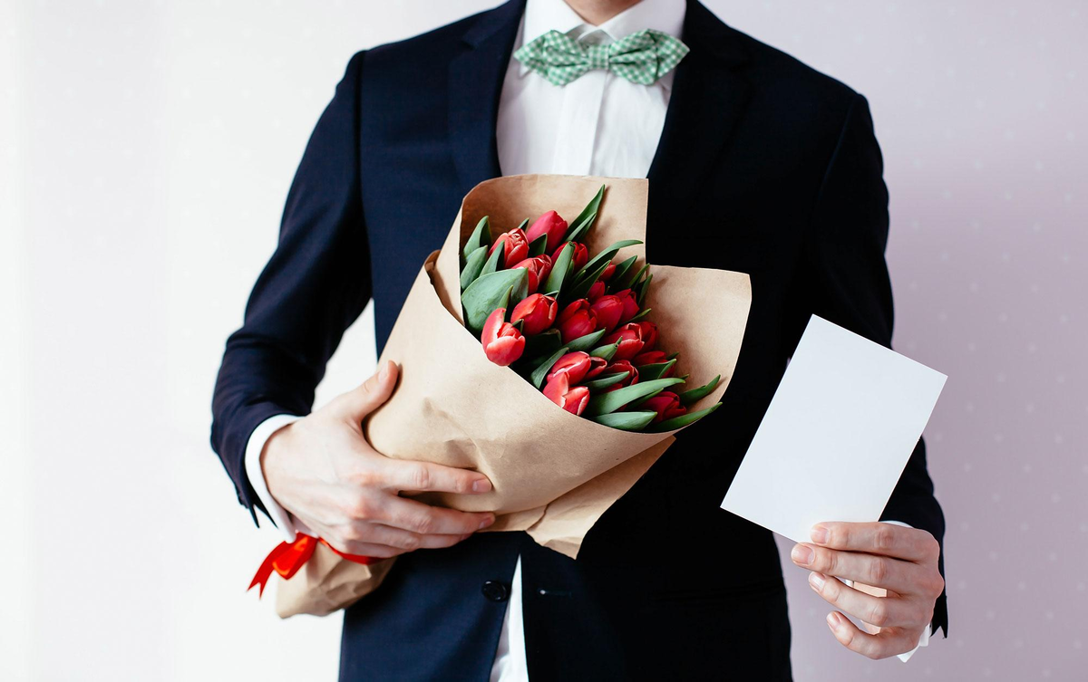 Сколько тюльпанов надо дарить. Мужчина с тюльпанами. Мужчина с цветами. Парень с букетом. Подарок в руках.