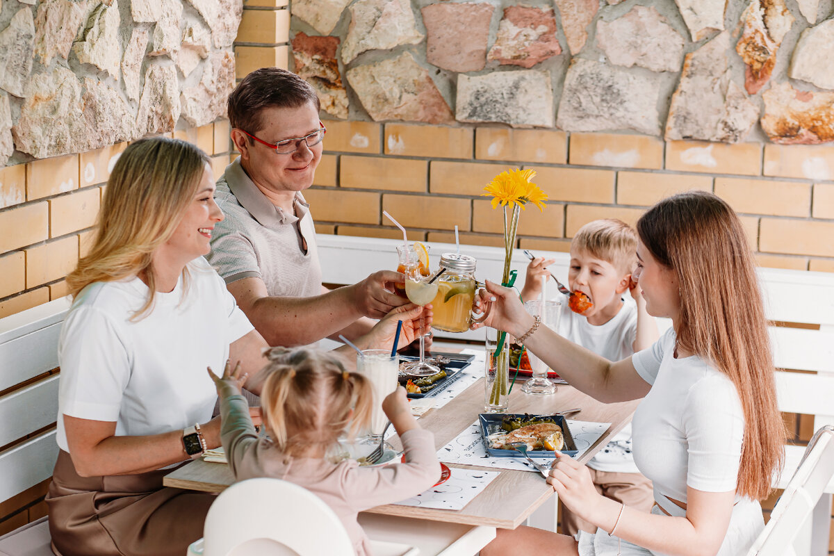 Обед всей семьей панорамное фото. Семейные традиции ресторан Заозёрный Курган.