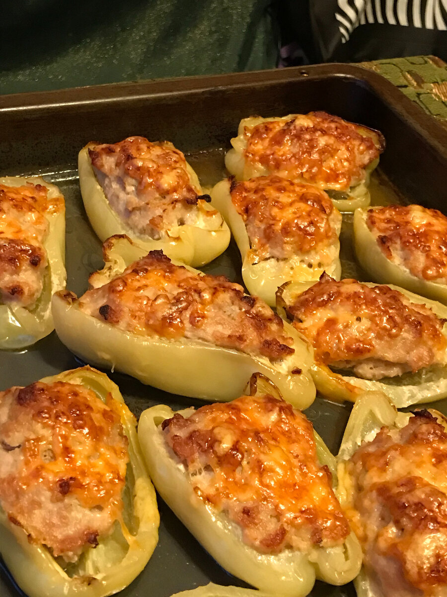 Вот такая красота и вкуснотища стояла в нашей духовке, когда Лиза там это обнаружила. 