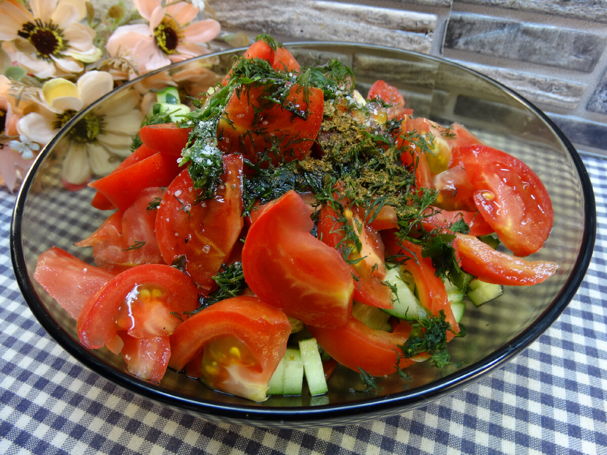 Салат с соевым соусом и овощами