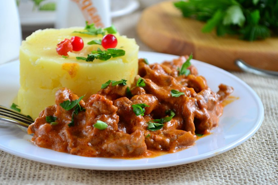 Вкусный бефстроганов. Бефстроганов. гуляш бефстроганов. бефстроганов классический. гуляш с картофельным пюре.