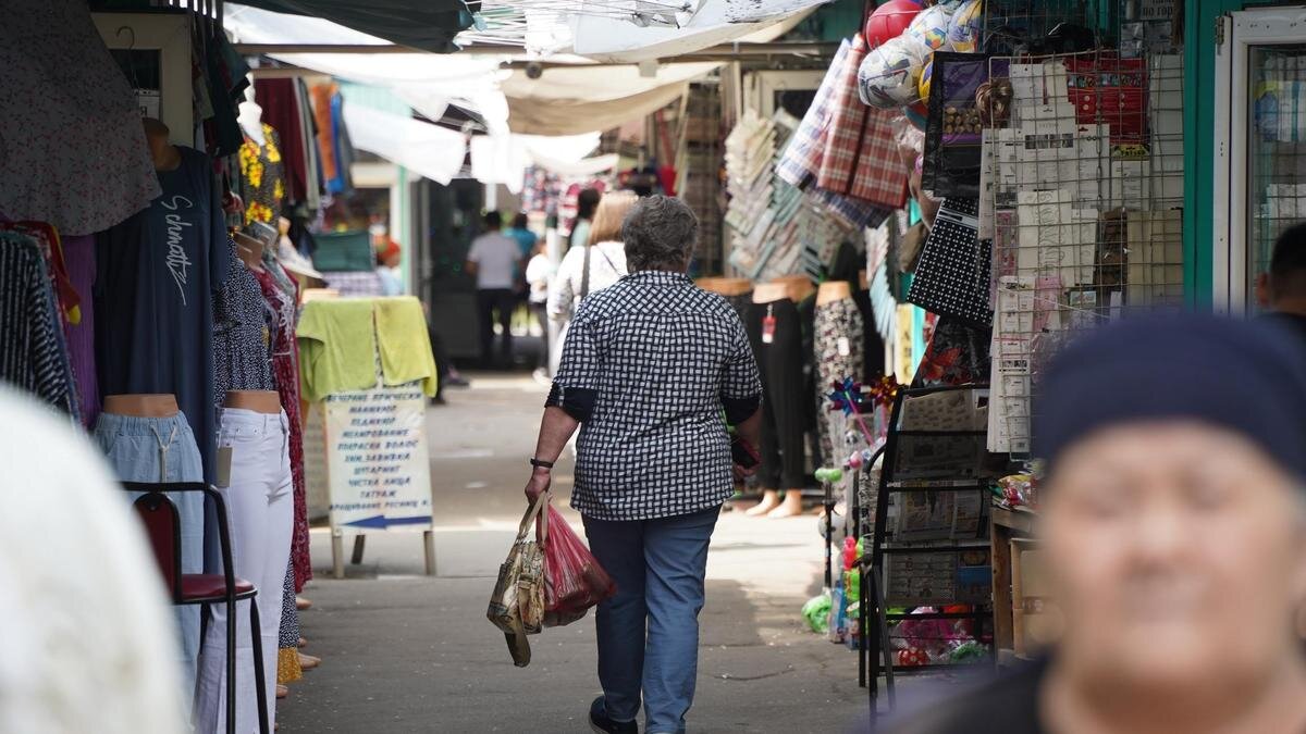    Женщина идет по базару:NUR.KZ / Владимир Третьяков