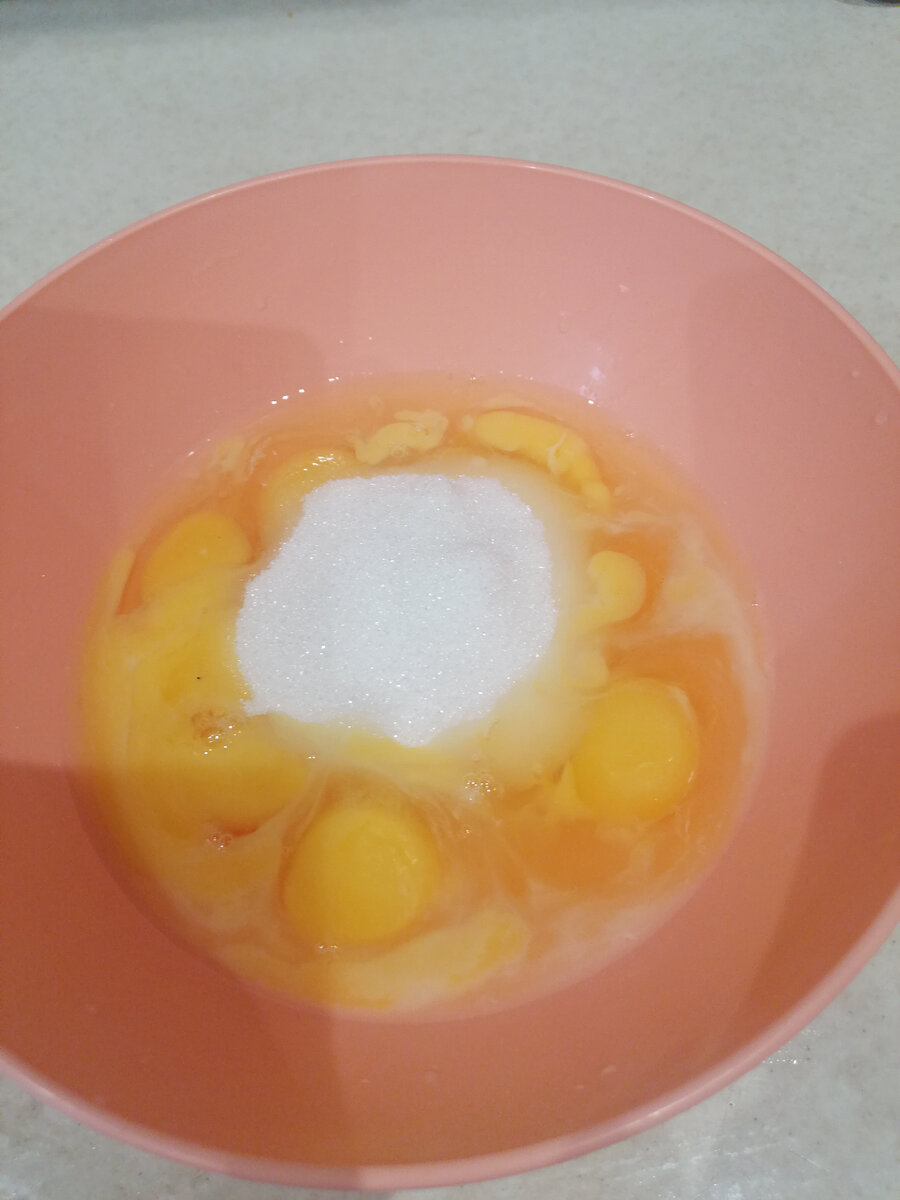 Разбиваем яйца, всыпаем сахар.