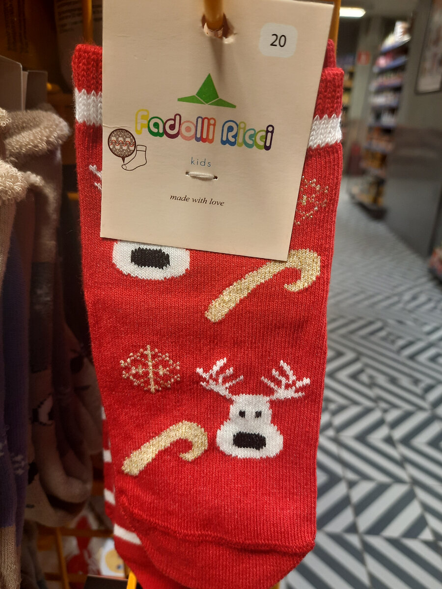 Тонкие носки с блестящими нитками.