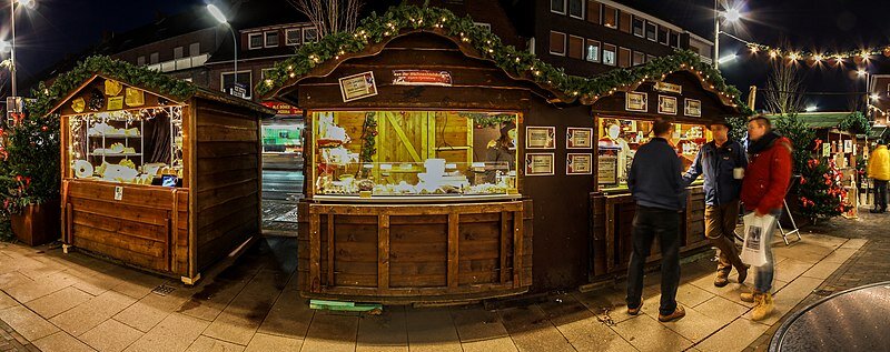   Дюльмен, Северный Рейн-Вестфалия Германия.       Рождественский базар — неотъемлемый атрибут предрождественского периода в городах Германии, Польши, Австрии, Чехии, Словакии, Венгрии и других странах.       https://www.wikidata.org/wiki/Q34788025