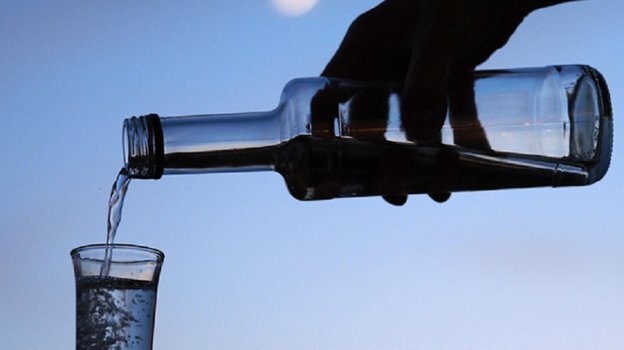 Выпитые 100 граммов водки влияют на поведение человека. Фото Global Look Press