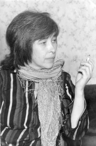  Она, по определению критиков, началась сразу.. И сразу знаю, как - вдох. Выдох. Со страниц не купленной мною из – за дороговизны двухтомной литературной энциклопедии в книжном магазине, смотрела девочка подросток, женщина – Дух, с глубокими глазами мудрого эльфа, монахини в миру... Не читала строф, еще не прикасалась к ритму и рифмам, к сути ее жизни, а уже знала, что - знаю.. Ведаю ее. Елену Шварц. Елену Андреевну. Соловья в заколдованном саду.

Она сочиняла стихи, лежа в ванной. Курила. Много пила. Не знала отца. Никогда не видела его. Знала всю театральную богему Ленинграда – Петербурга: мать, Дина Морисовна Шварц – завлит Ленинградского БДТ, правая и левая рука легендарного и грозного Георгия Товстоногова, отбор пьес и вычитка – все на ней.. В доме - дым коромыслом, и пир винный, и пир Духа... Все несочетаемое здесь сочеталось... Невообразимо.
Нигде не печаталась в СССР. Стихи ходили в рукописных и машинописных с листах, сборниках самиздата по всей стране, читались, «впадали рекой» в тебя, затверживались наизусть, обладали странной, горькой музыкальностью, острой, оборванной, полной, глубокой, как орган... Она иногда не дописывала букв, сушила листы, оброненные в воду. Спешила, может быть. Татьяна Вольтская и Андрей Арьев считают всерьез , что она обладала уникальным качеством, углом зрения, « врожденной оптикой» - создавала свои миры.. Смотрела на мир, сострадая сердцу маленького человека, душе его, миру его, вещам его, кругу его, околдованному...

Как каждый поэт, тем более, поэт, появившийся сразу, гений чистой лирики, как говорила Цветаева... Как, молча соглашаясь, скажут многие из нас.
