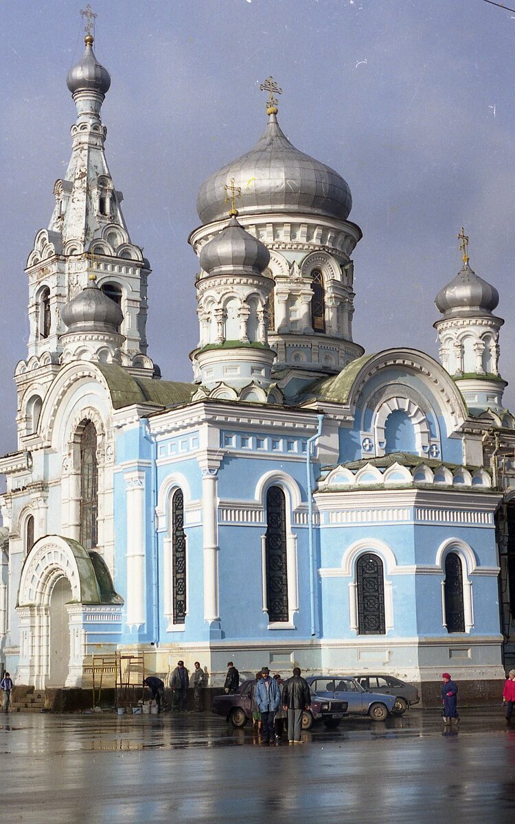 Храм Успения Пресвятой Богородицы.  г. Малоярославец. 1997 г. 
Скоро, скоро заменят купола, а сейчас идут работы по очистке стен и покрытием их свежей штукатуркой. 

скан. фотоплёнки. 
фото Алексея Власова 
