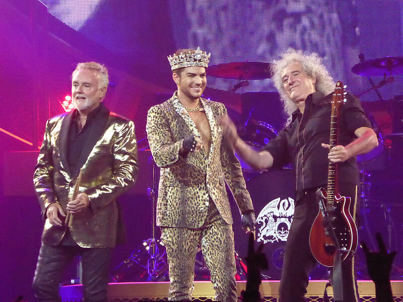 Адам Лэмберт с группой Queen на выступлении в Сан-Хосе в 2014 году. Фото с Wikimedia.