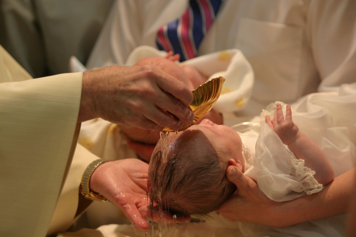 Можно ли крестить ребенка в мае. Крещение ребенка. Крещение младенцев в больнице. Обряд крещения детей Баптизм. Крестить ребенка в больнице.