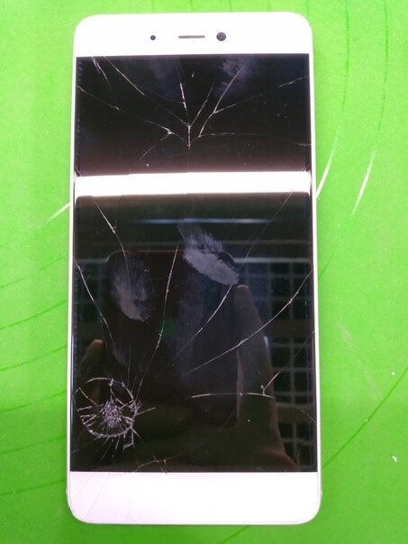 Первый разбитый экраз за 12 лет.