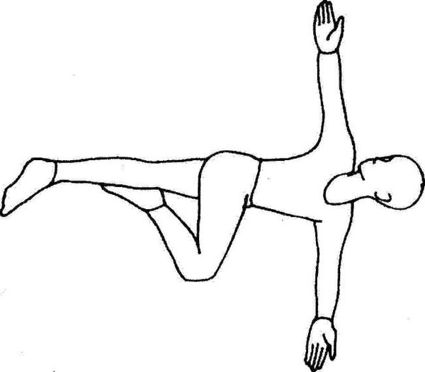 Человек лежит на спине, выполняя скручивание