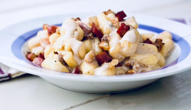 Картофельные клёцки с беконом и грецкими орехами