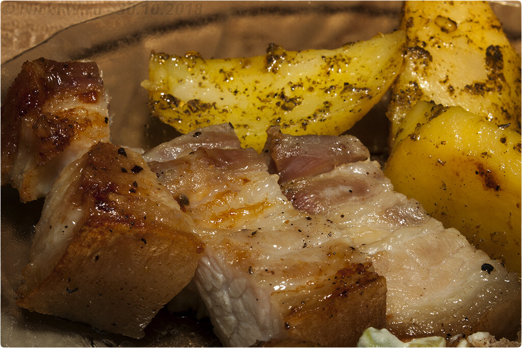 1. Свиная грудинка в духовке с картошкой [© NickFW.ru]