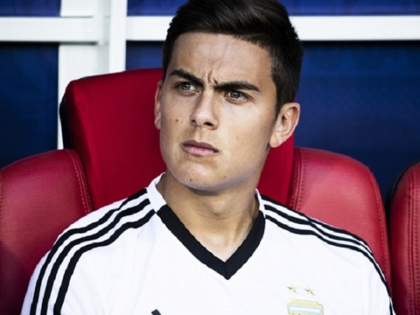 Нападающий "Ювентуса" Пауло Дибала может продолжить карьеру в английской Премьер-лиге. 
Как сообщает Calcio Mercato, заполучить Дибалу в летнее трансферное окно рассчитывает "Манчестер Юнайтед".

"Ювентус" готов отпустить Дибалу за 100 миллионов евро. 