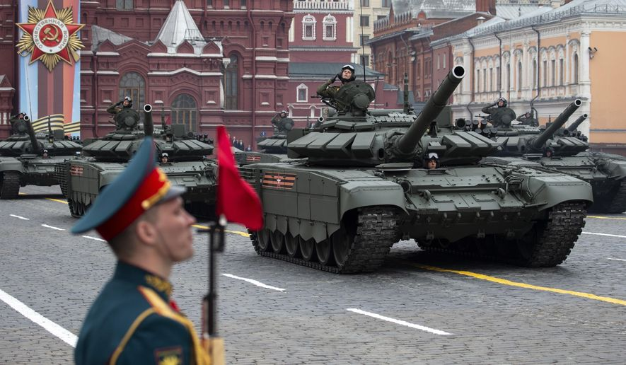 Российские танки Т-72 B3 едут во время военного парада в День Победы, чтобы отпраздновать 74-летие победы в Великой Отечественной войне на Красной площади в Москве, Россия, четверг, 9 мая 2019 года