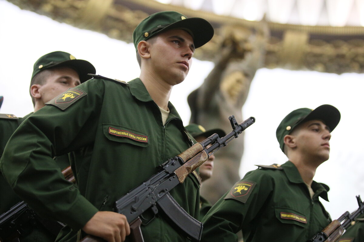 Хоть всю жизнь служить в военном. Служба по призыву. Срочник с автоматом.