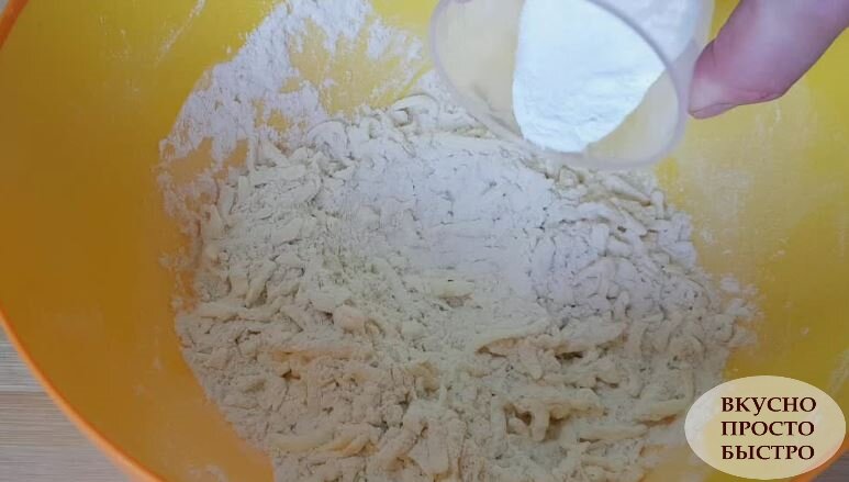 Вкуснейшее домашнее сырное печенье на скорую руку! Печенье получается воздушное, невероятно вкусное и покорит каждого любителя сыра!-5