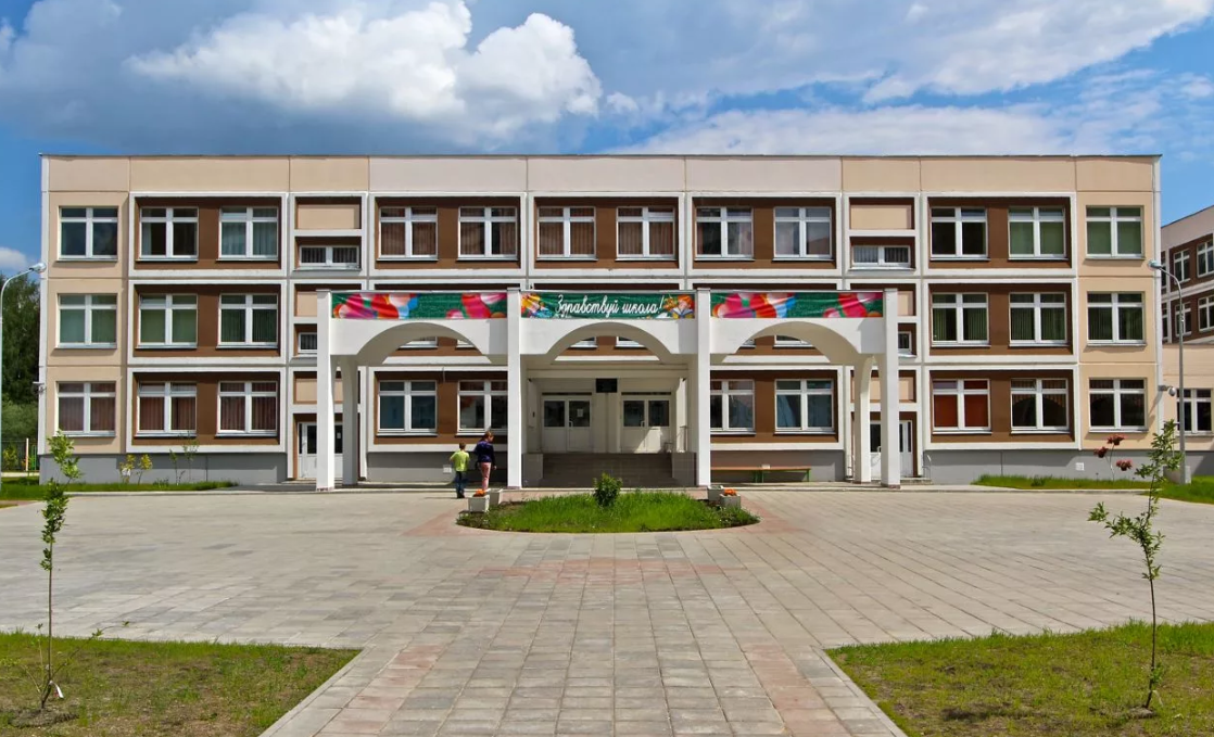 Школа. Фото взято с Яндекс.Картинок