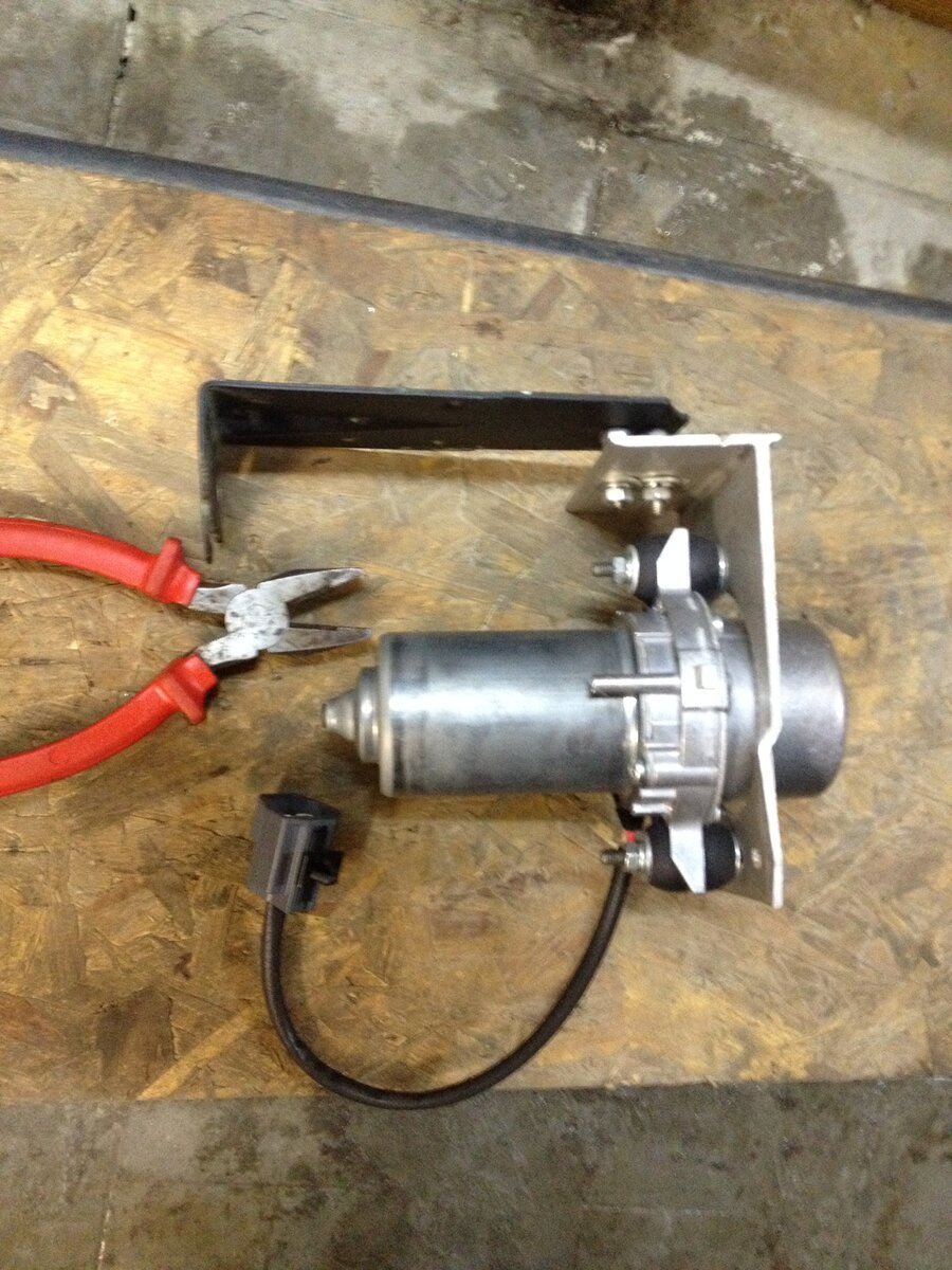 UP -30 (Hella 8TG 009 286-001). Один из вариантов крепления.