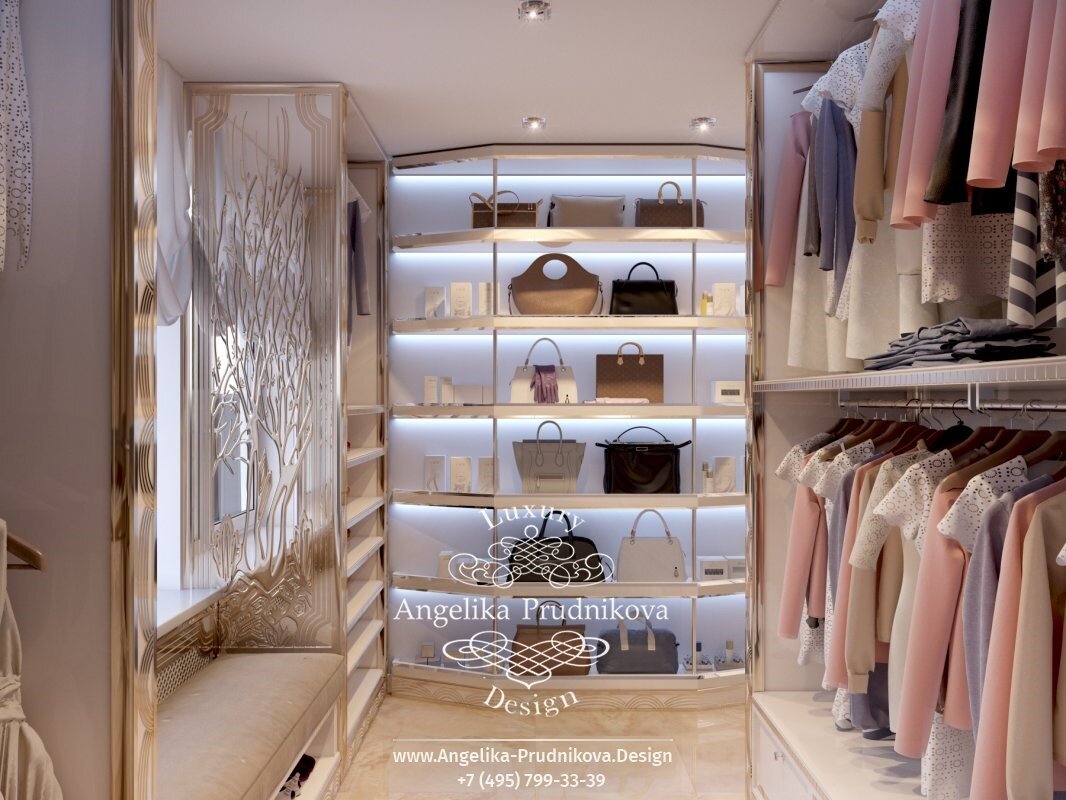 На фото: Маленькая гардеробная в светлых тонах в КП «Гринфилд»