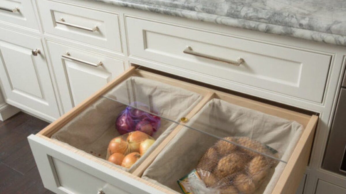 Как хранить овощи чтобы они. Контейнер для хранения овощей на балконе. Корзины для хранения овощей на кухне. Ящик для овощей на кухню. Ящик для хранения картофеля.