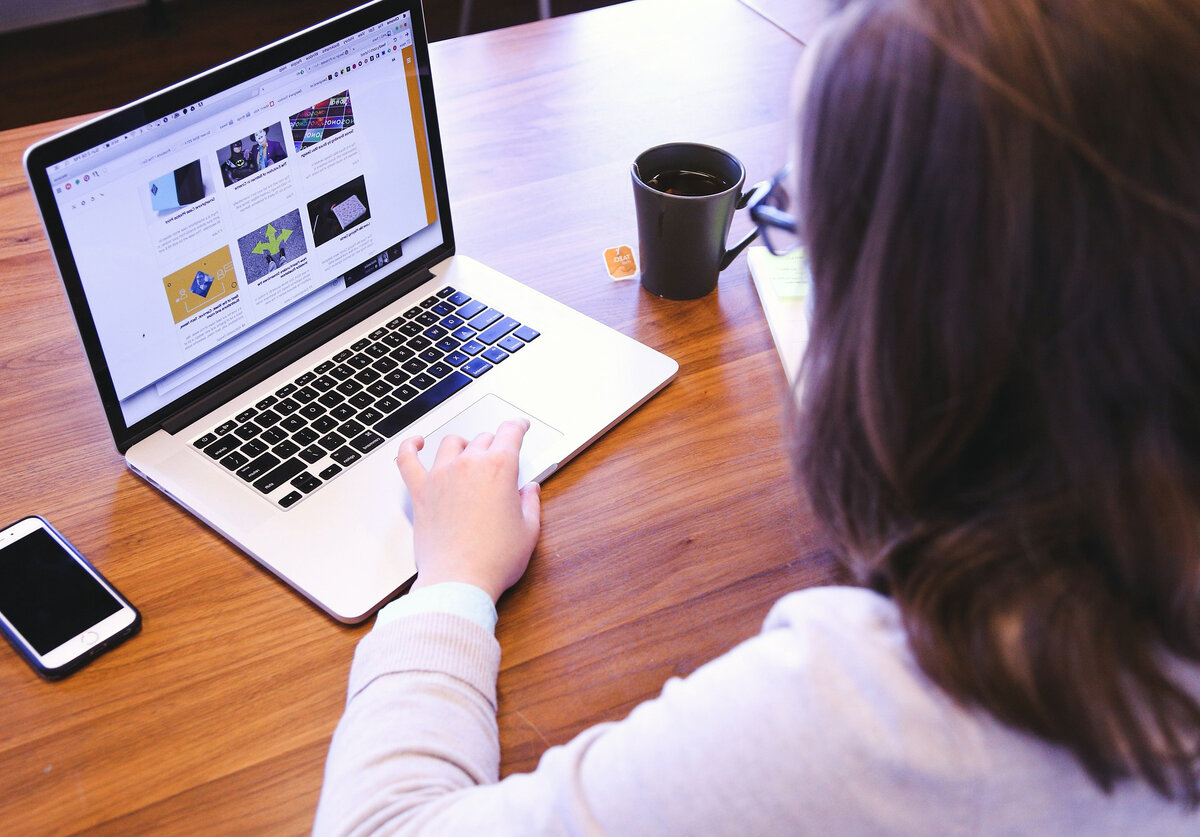 Совершенно другой офис, да и девушка тоже