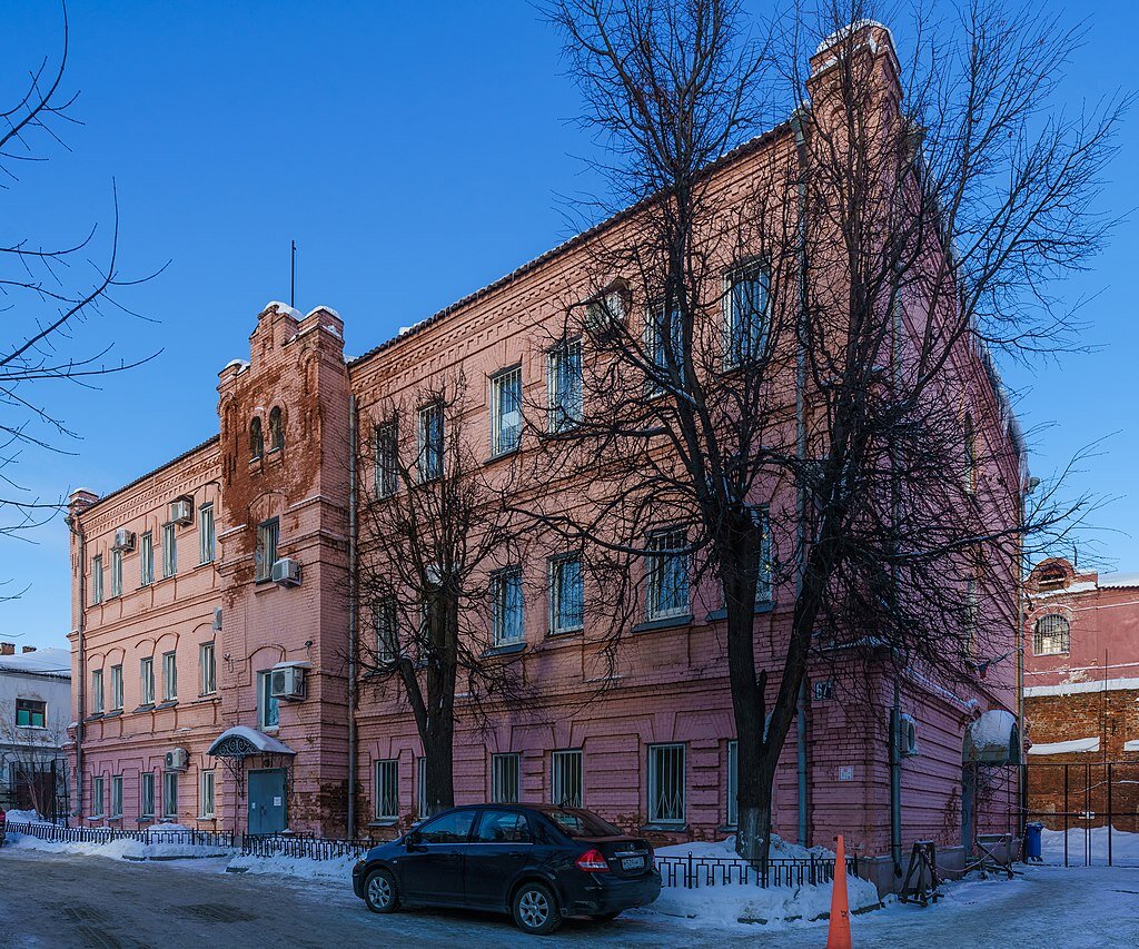 Если вы ничего не поняли — это нормально. Несколько лет назад судебный департамент Владимирской области решил, что фасаду здания Фрунзенского городского суда необходим ремонт. А находится этот суд, как вы можете понять из названия, как раз на территории Владимирского централа, где некоторое время сидел Фрунзе за покушение на убийство полицейского. Как можете видеть, фасаду действительно не помешал бы хотя бы небольшой ремонт (а оставшимся деревьям — вырубка вместо кронирования).
Фото: Александр Савин
