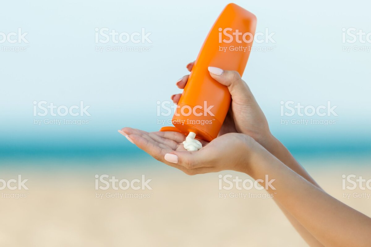 https://www.istockphoto.com/ru/%D1%84%D0%BE%D1%82%D0%BE/woman-hand-apply-sunscreen-on-the-beach-gm1047792178-280265414