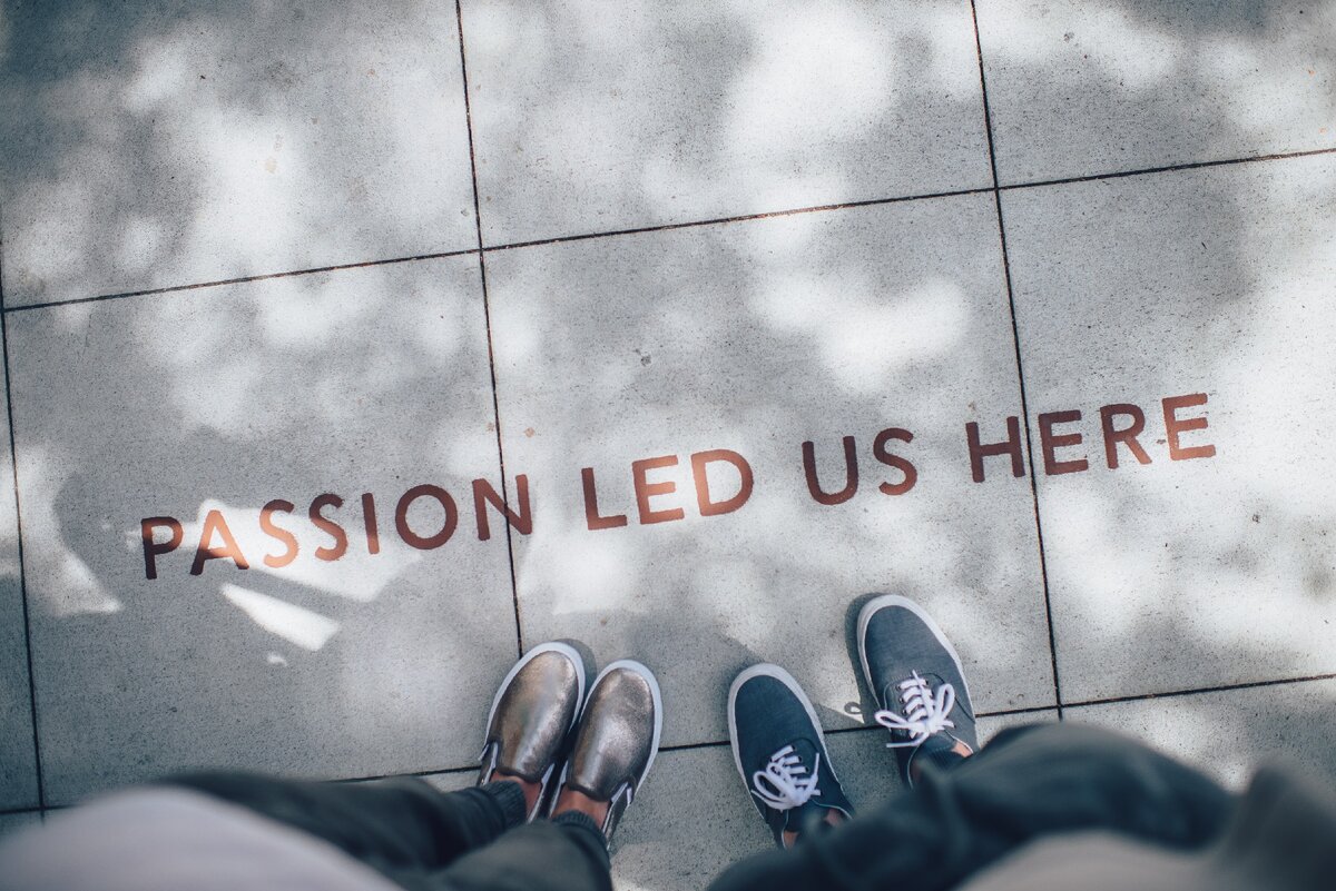 «Страсть присела нас сюда» (Photo by Ian Schneider on Unsplash)