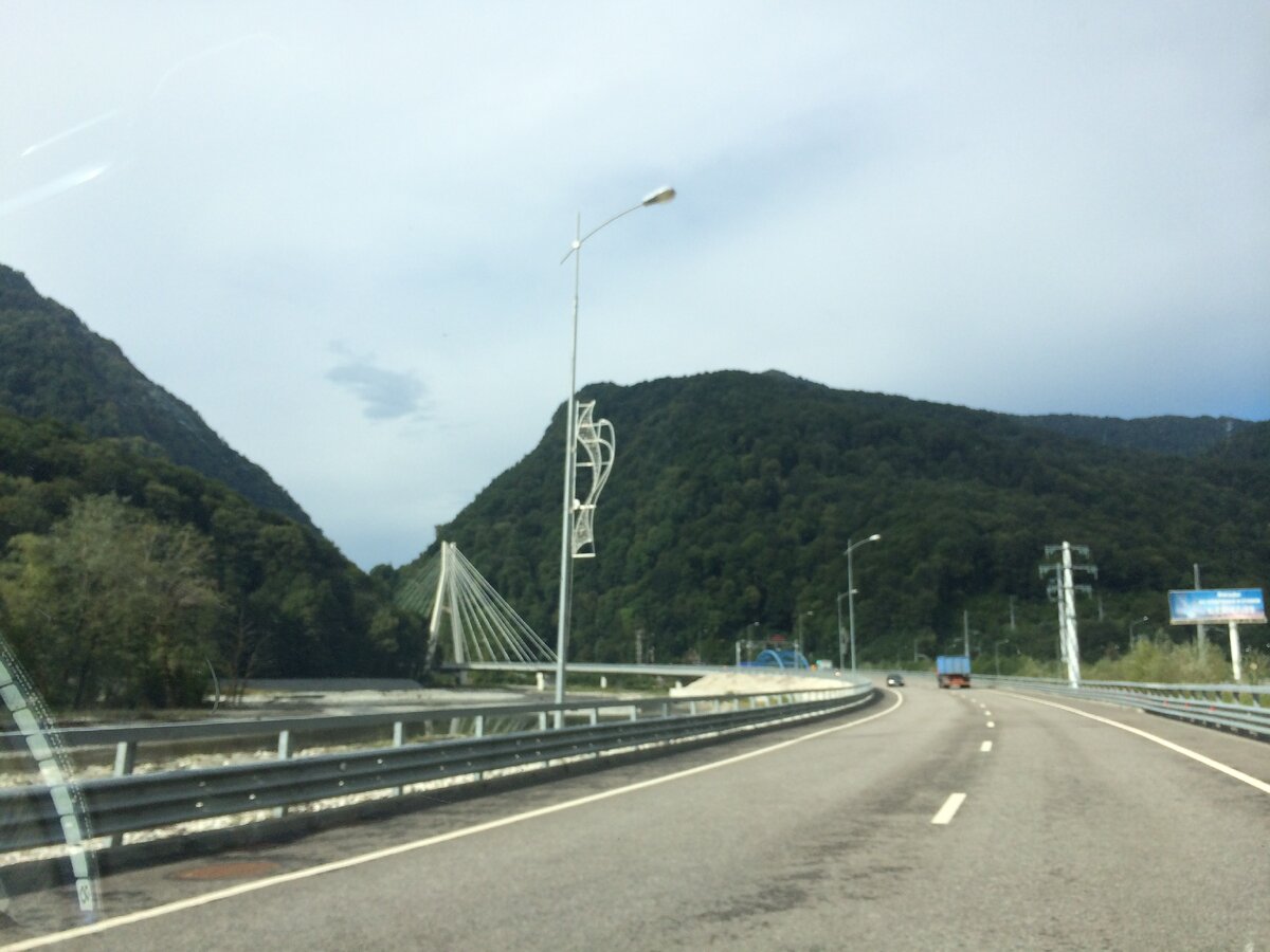 Автомобильная дорога в Красную Поляну. 