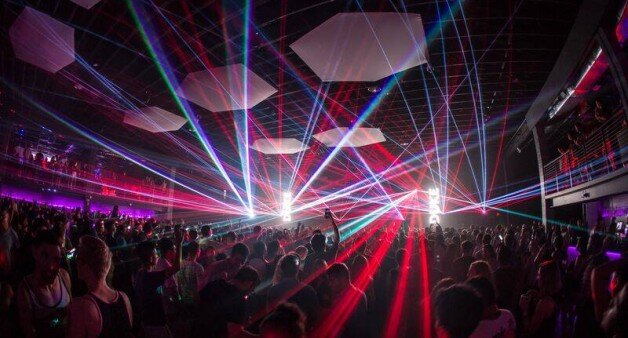 В Echostage постоянно выступают местные и именитые диджеи. 