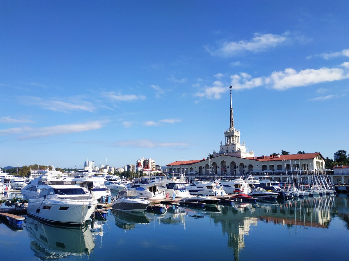 Морвокзал Сочи 2019. В 2001 здесь причаливалось пару баркасов.